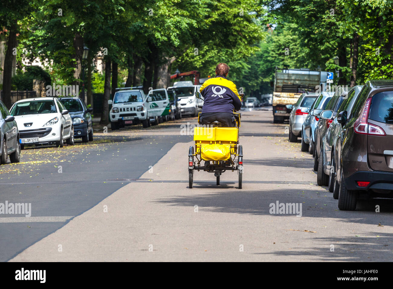 Il tedesco portalettere inviare una mail di bicicletta, Dresda, Germania, Europa Foto Stock