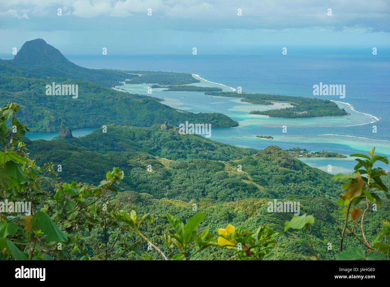 Huahine isola paesaggio dal Monte Pohue Rahi, foresta con la laguna e le isolette, Oceano Pacifico del Sud, Isole Sottovento, Polinesia Francese Foto Stock