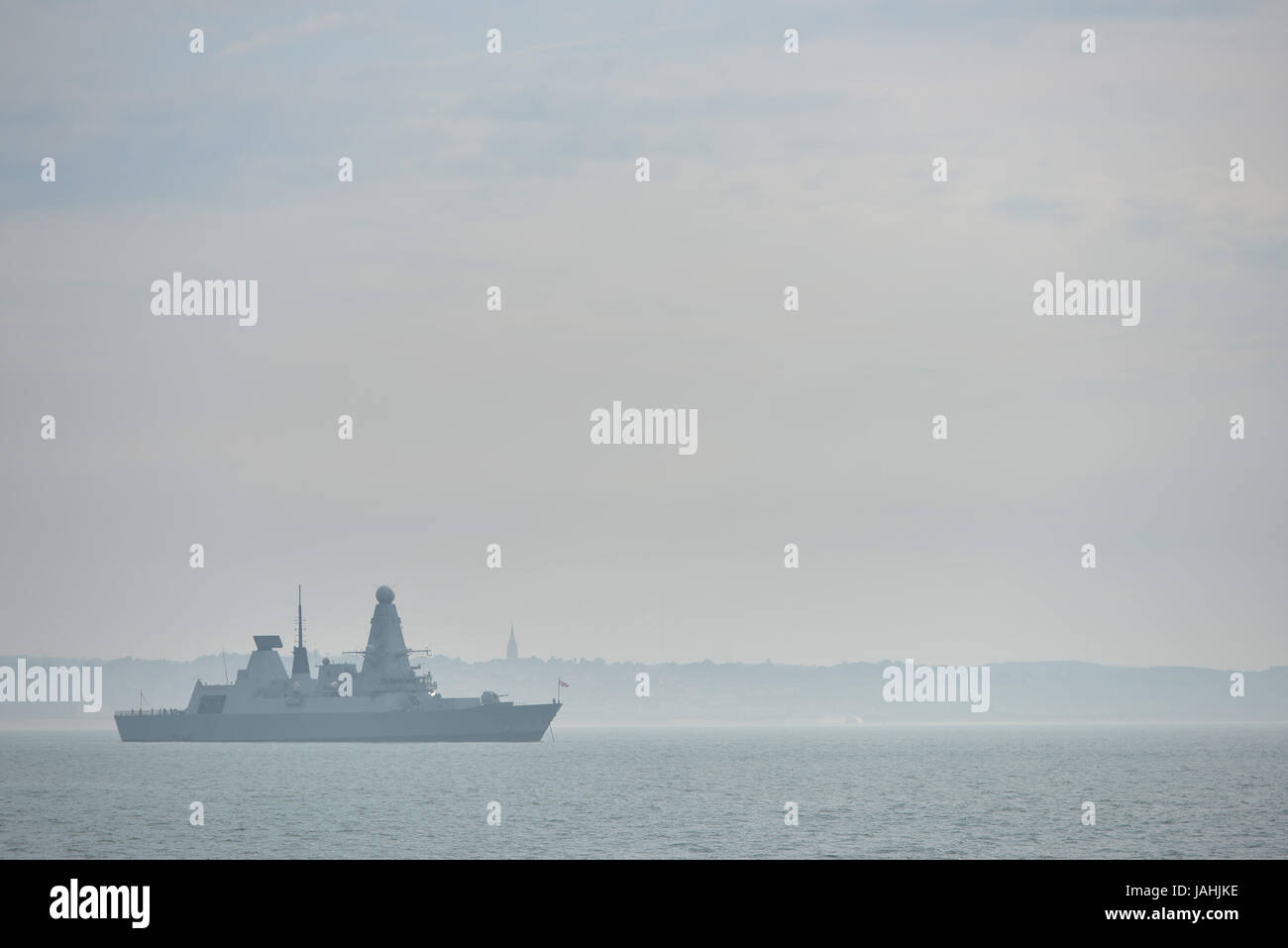 La British Royal Navy cacciatorpediniere HMS audace (D32) nel Solent vicino a Portsmouth Foto Stock