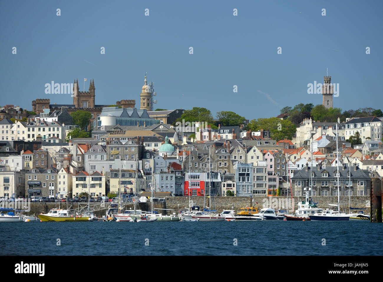 St Peter Port Guernsey, nelle Isole del Canale, dal mare. Foto Stock