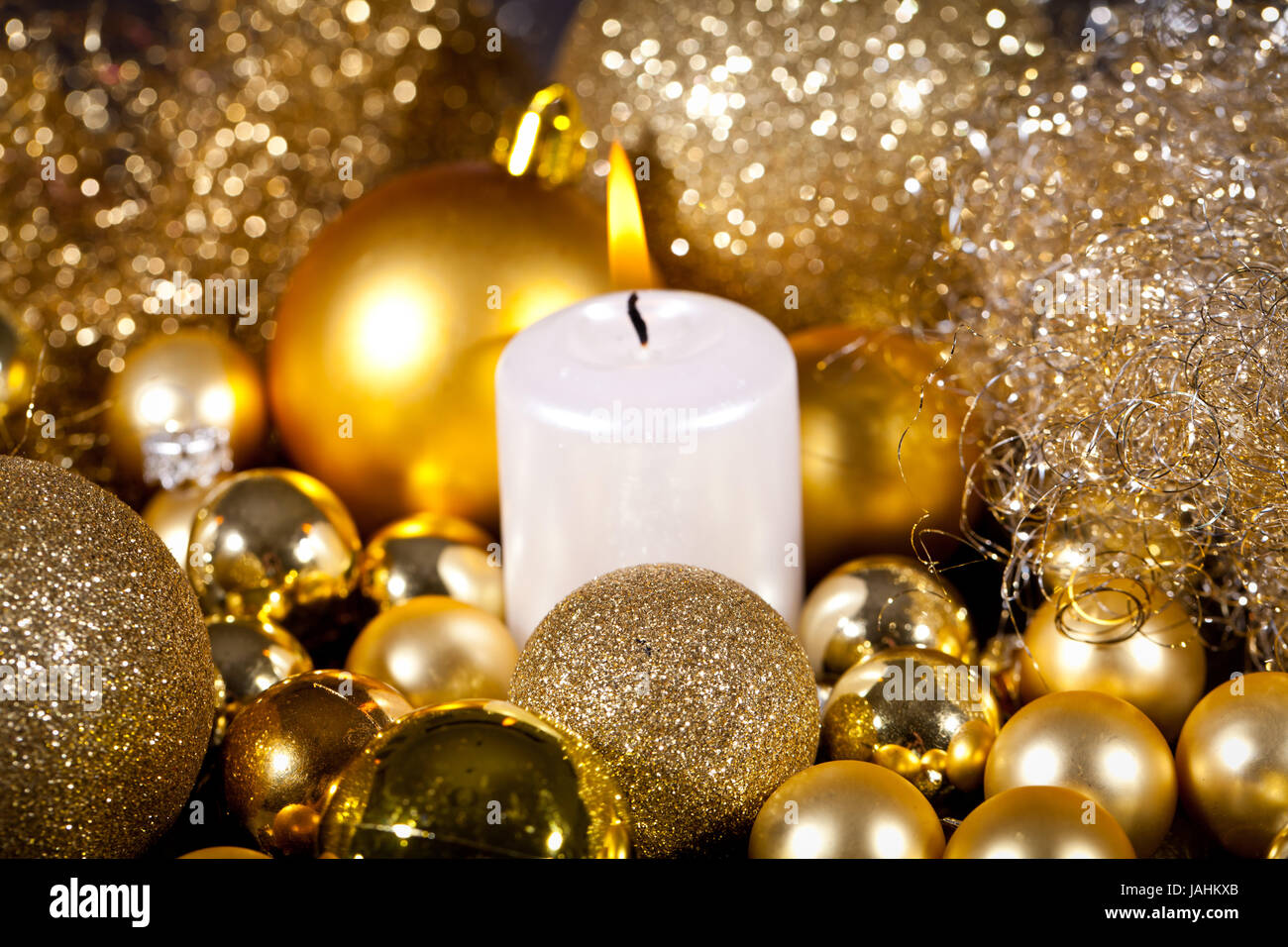 Festliche goldene weihnachtsdekoration kerzenlicht im schmuck christbaum avvento Foto Stock