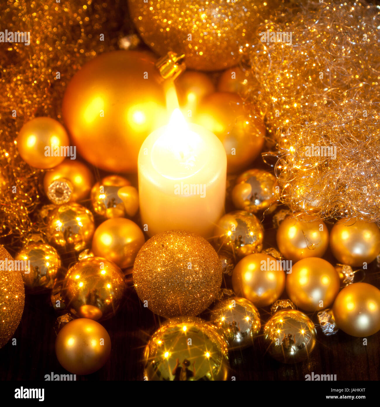 Festliche goldene weihnachtsdekoration kerzenlicht im schmuck christbaum avvento Foto Stock