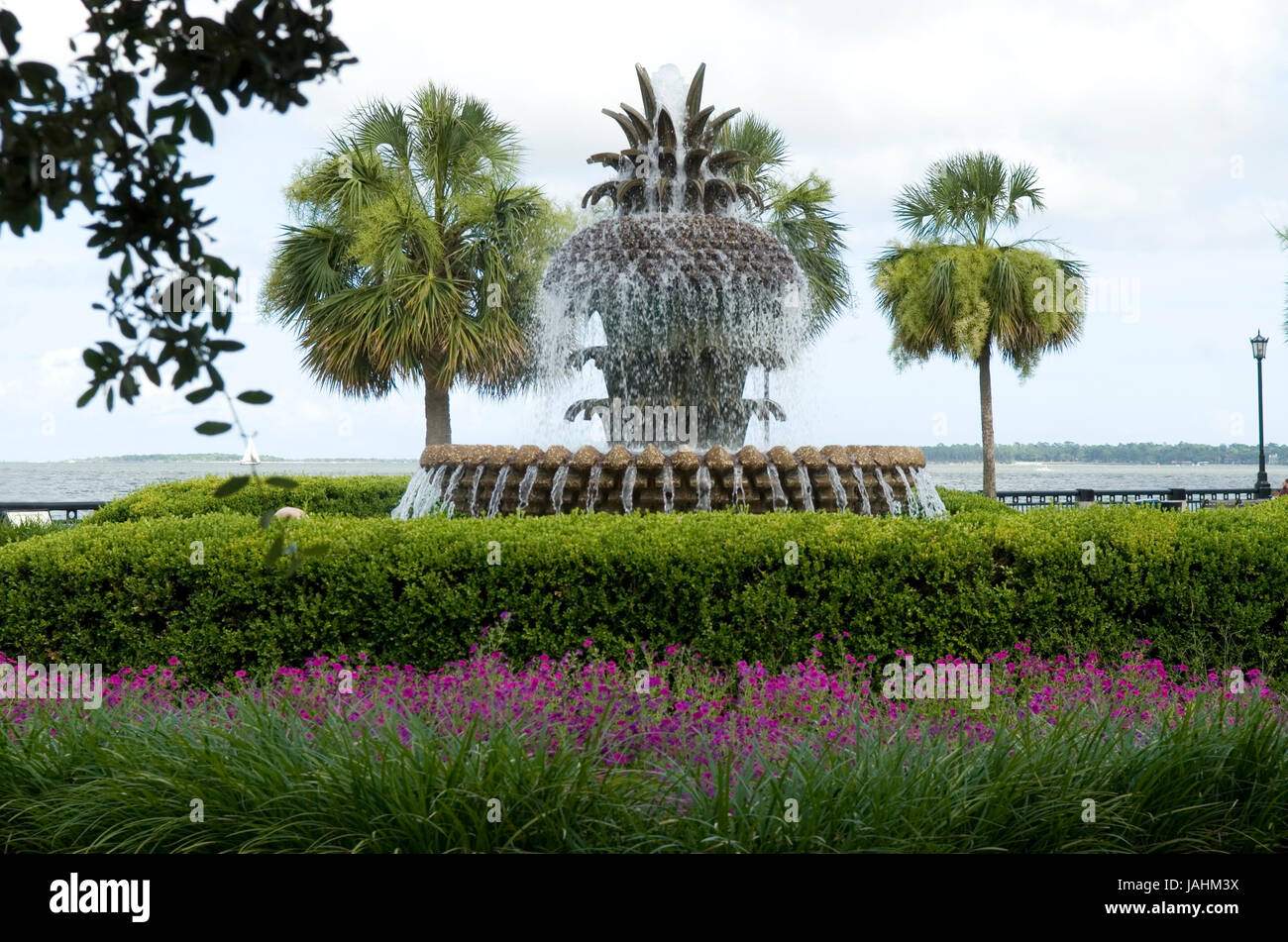 Bronzo fontana di ananas Waterfront Park Charleston, Carolina del Sud, Stati Uniti d'America. Foto Stock