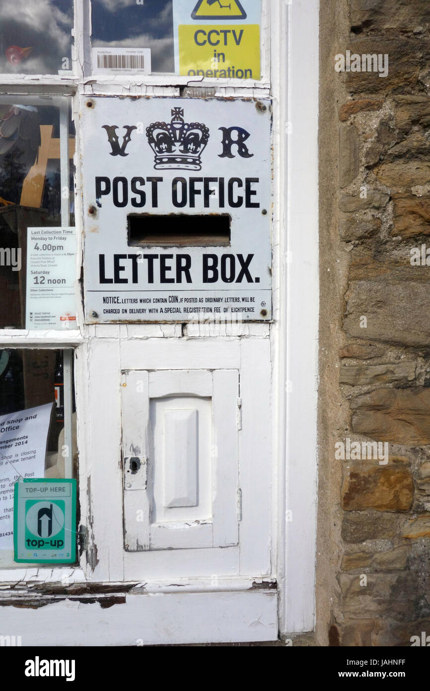 Vittoriano vecchio letter box in Blanchland Foto Stock