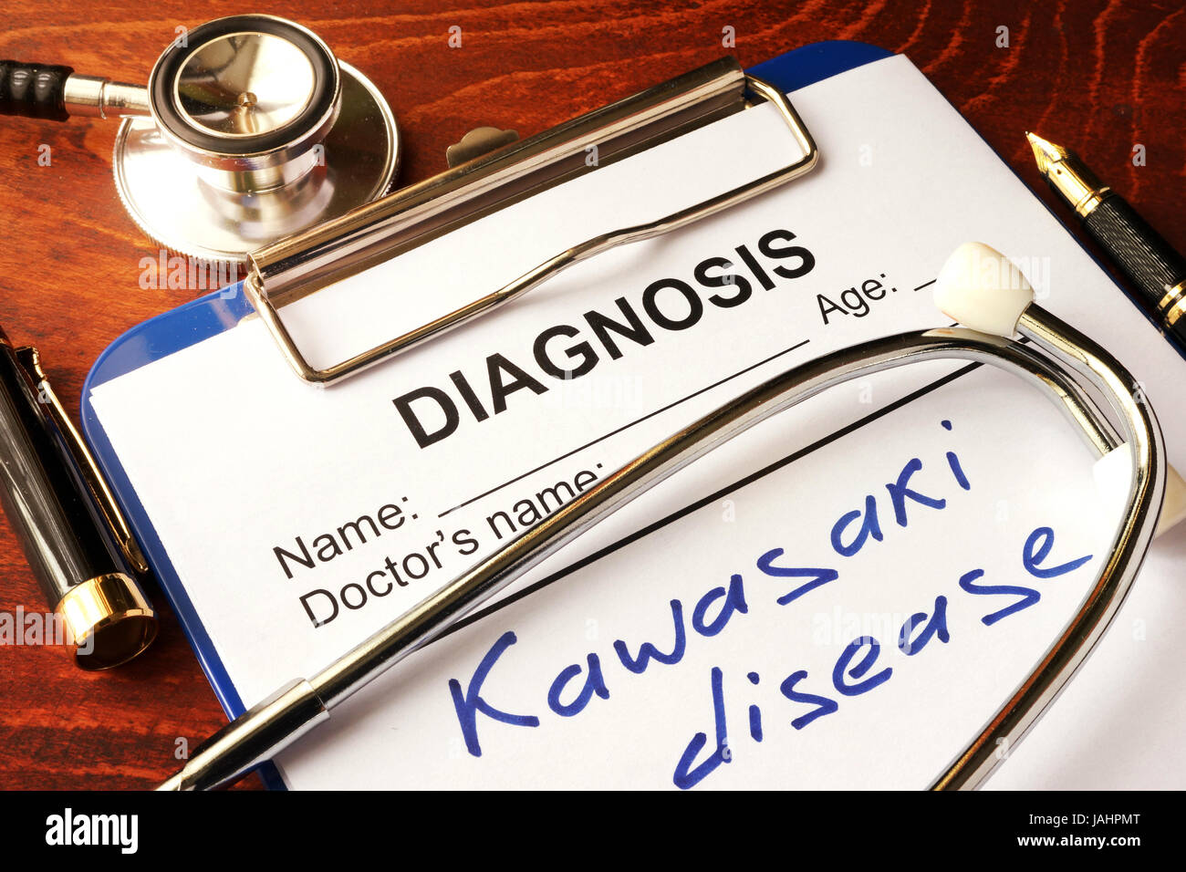 Malattia di Kawasaki scritto in un documento su un tavolo. Foto Stock