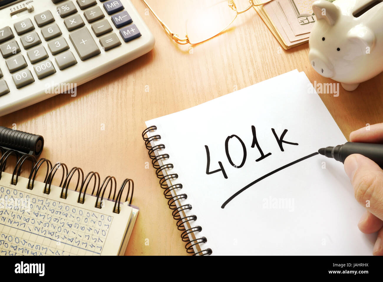 401k scritto in una nota. Concetto di pensione. Foto Stock