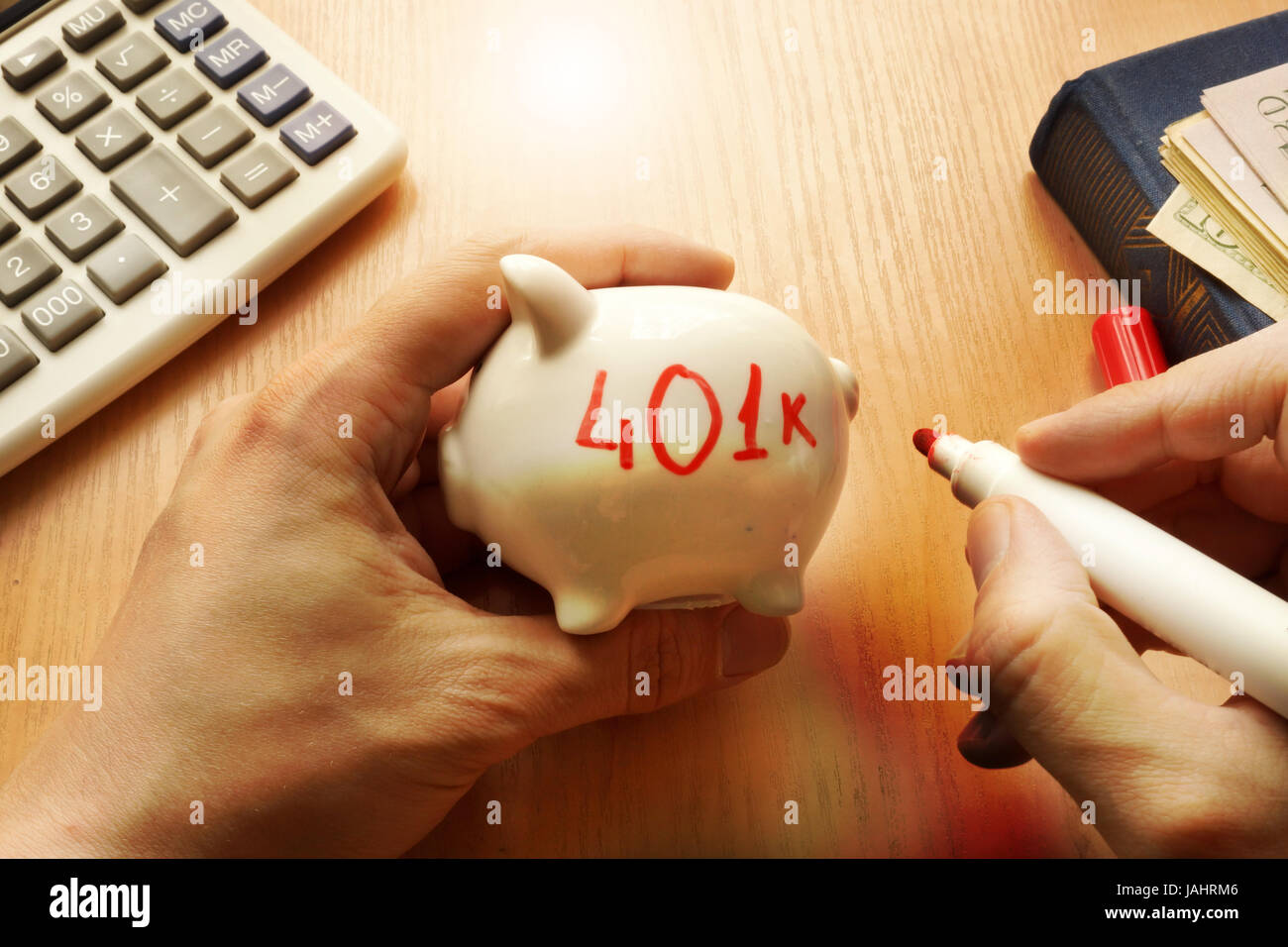 Salvadanaio con word 401k. Piano di pensionamento concetto. Foto Stock