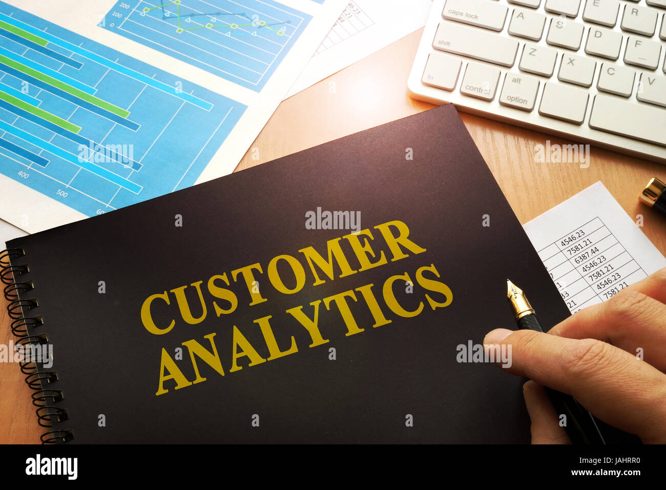 Il documento con il nome di analisi dei clienti in un ufficio. Foto Stock