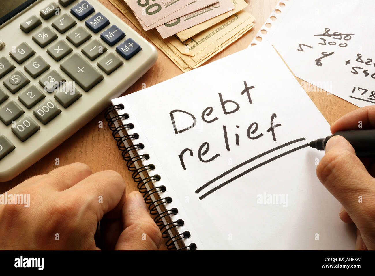 Nota con le parole del debito su un tavolo. Foto Stock