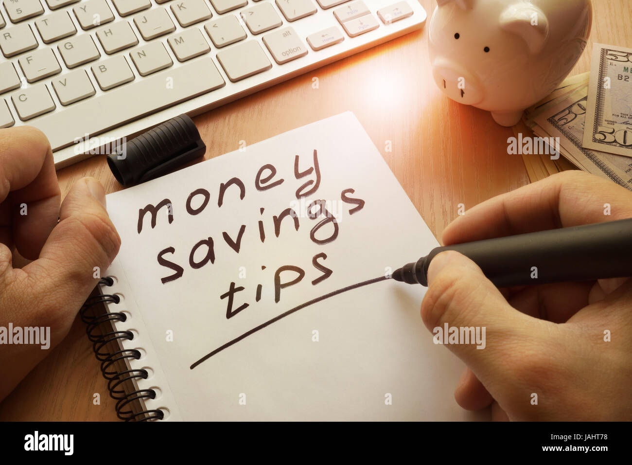 Risparmiare denaro suggerimenti scritti in una nota. Foto Stock