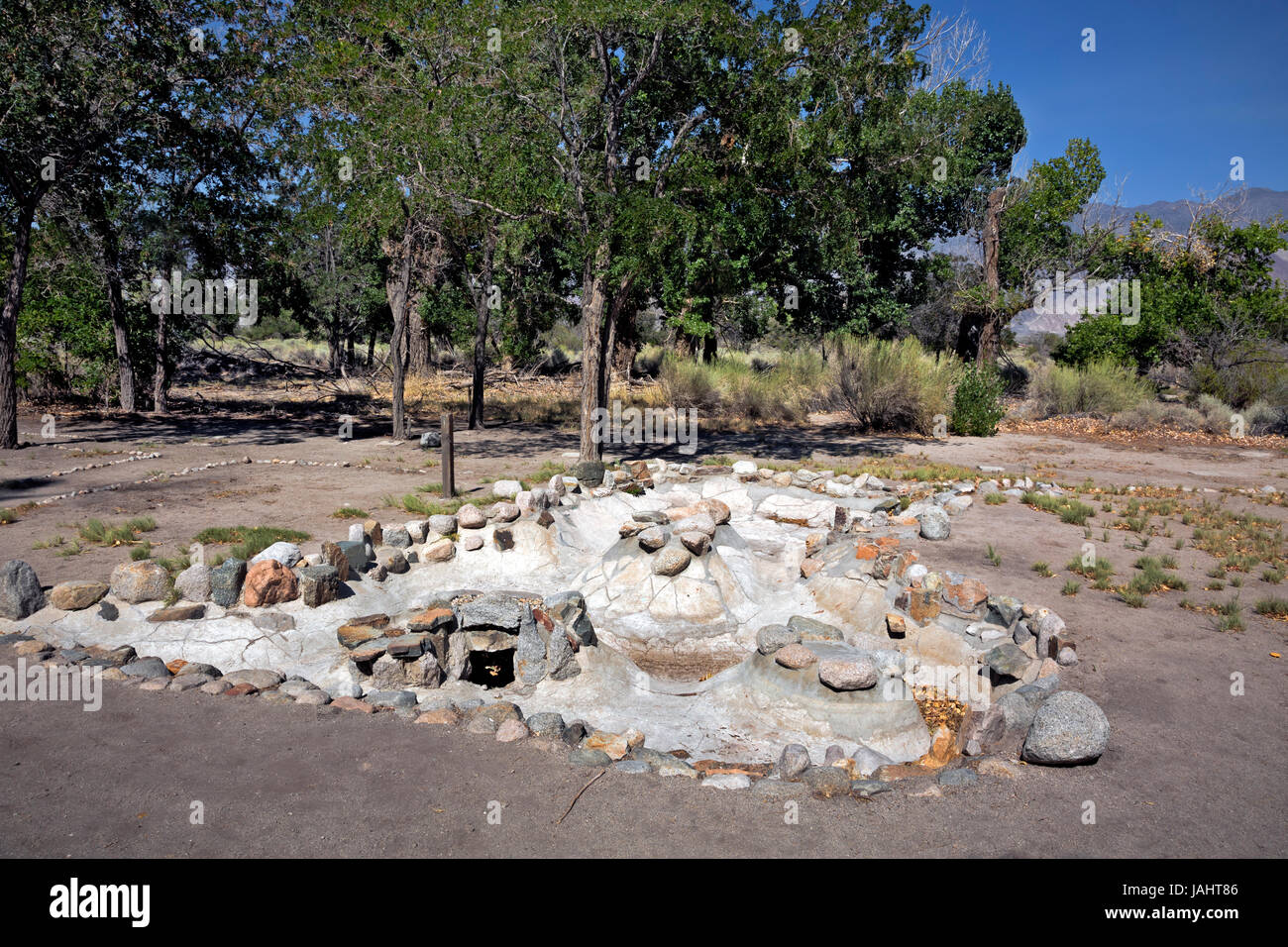 CA03266-00...CALIFORNIA - Progettati e realizzati a mano pesce stagno creato dagli abitanti di Manzanar; una guerra mondiale 2 giapponese del campo di internamento di Manzanar, un Foto Stock