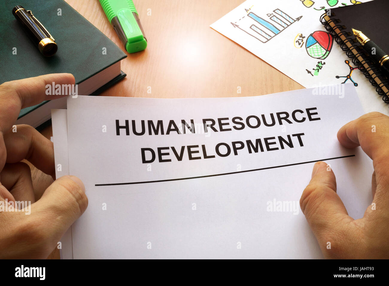 Lo sviluppo delle risorse umane (HRD) su un tavolo per ufficio. Foto Stock