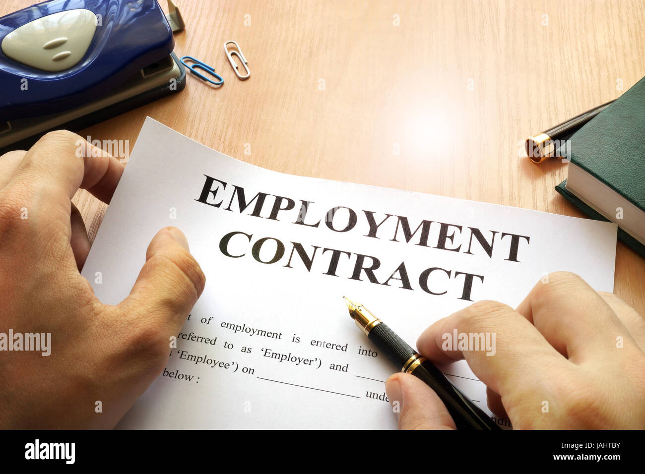 Il contratto di lavoro in un ufficio tavolo. Concetto di assunzione. Foto Stock