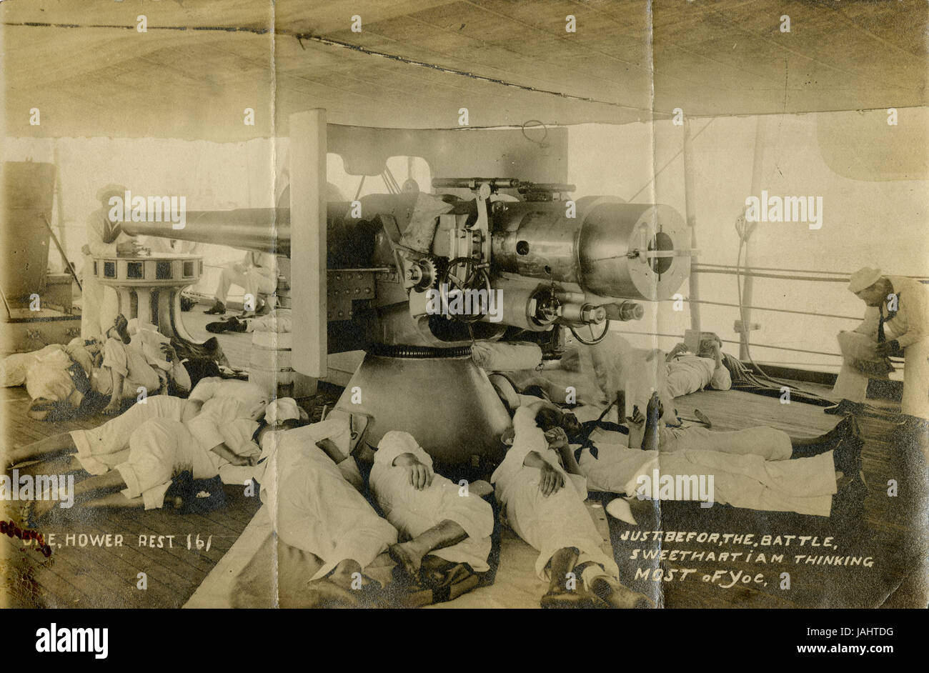 Antique c1910 fotografia, marinai sonno sotto la pistola lungo di un US Navy corazzata: 'appena prima della battaglia, Sweetheart penso la maggior parte di voi." Fonte: originale stampa fotografica. Foto Stock