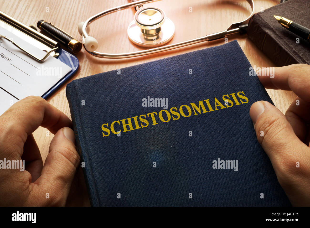 Prenota con titolo Schistosomiasis in un ospedale. Foto Stock