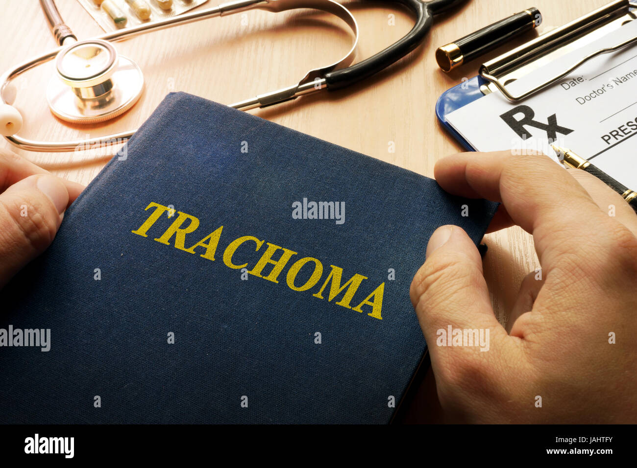 Prenota con il titolo contro il tracoma in un ospedale. Foto Stock