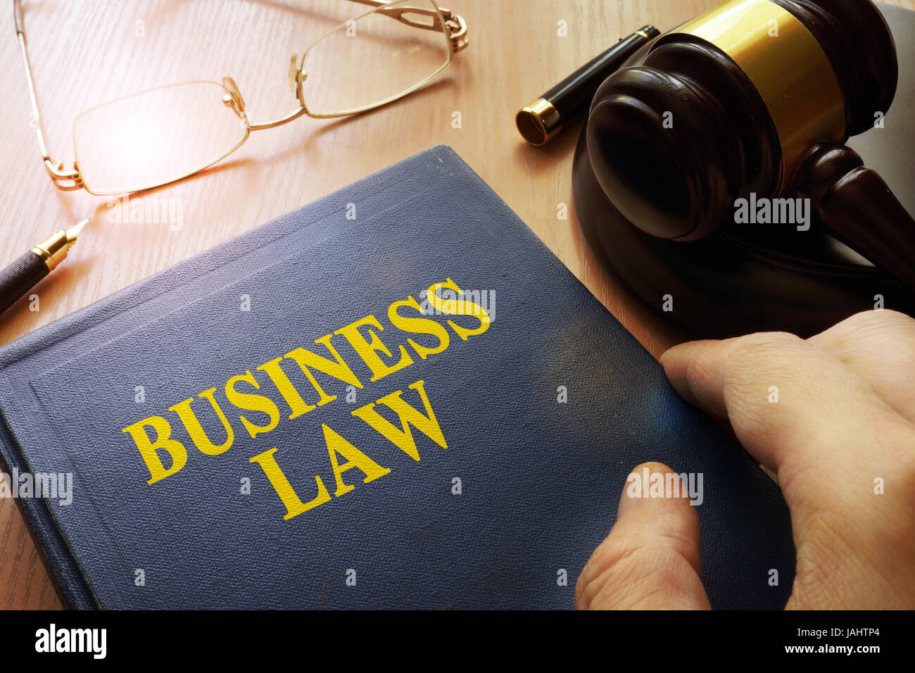 Diritto commerciale su un tavolo per ufficio. Foto Stock