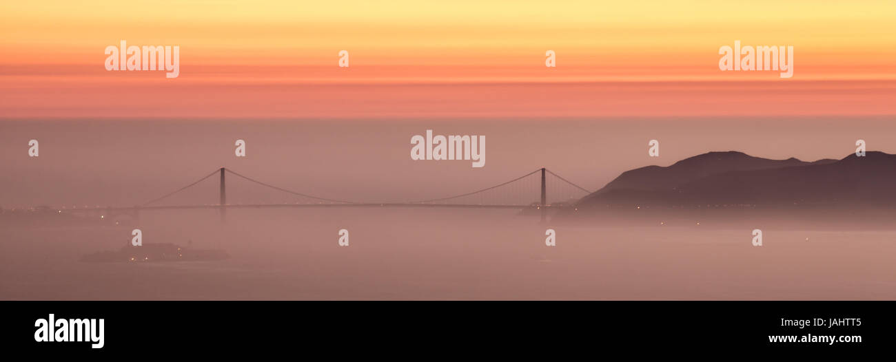 Fumoso tramonto sul Golden Gate Bridge di San Francisco. Foto Stock