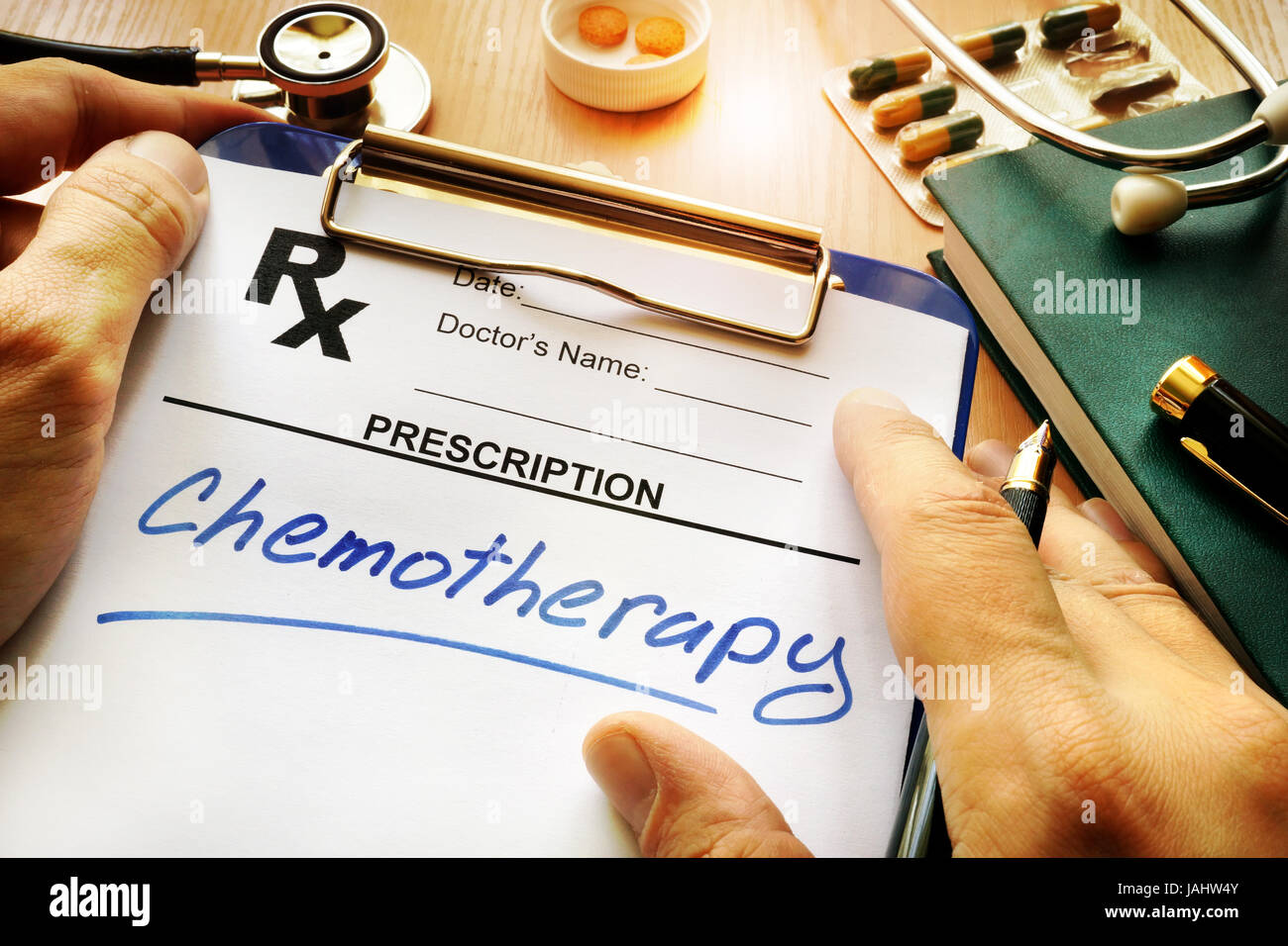 Modulo di prescrizione con la parola chemioterapia. Il trattamento del cancro del concetto. Foto Stock