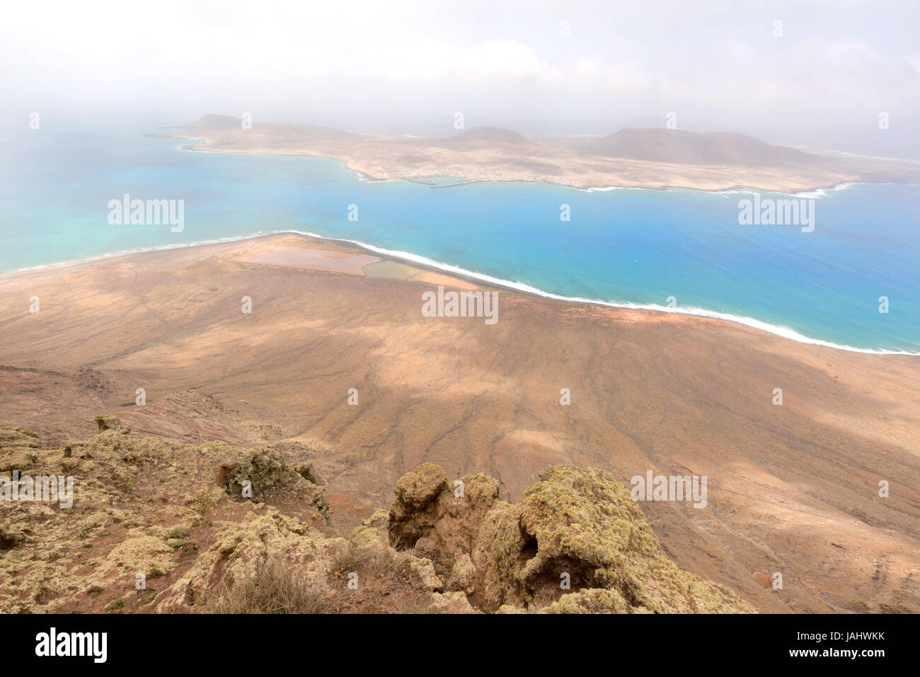 Mirador del Rio Lanzarote paesaggio - La vista da Nord Lanzarote per l'isola di La Graciosa, Lanzarote, Isole Canarie Europa Foto Stock