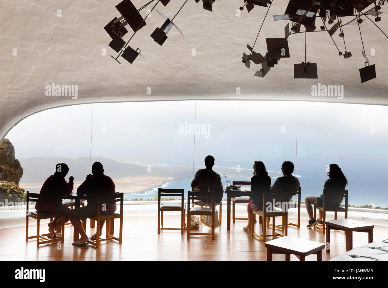 Lanzarote Mirador del Rio - persone in cafe progettato da Cesar Manrique presso il Mirador del Rio Viewpoint, Lanzarote, Isole Canarie, Europa Foto Stock