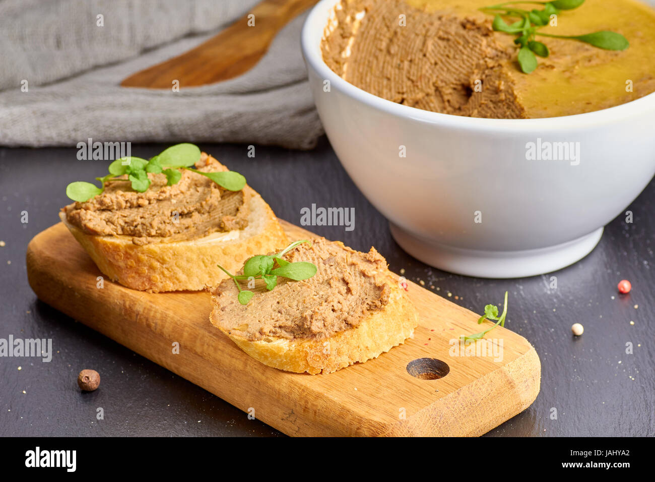 Pezzi di baguette con pollo il patè di fegato Foto Stock