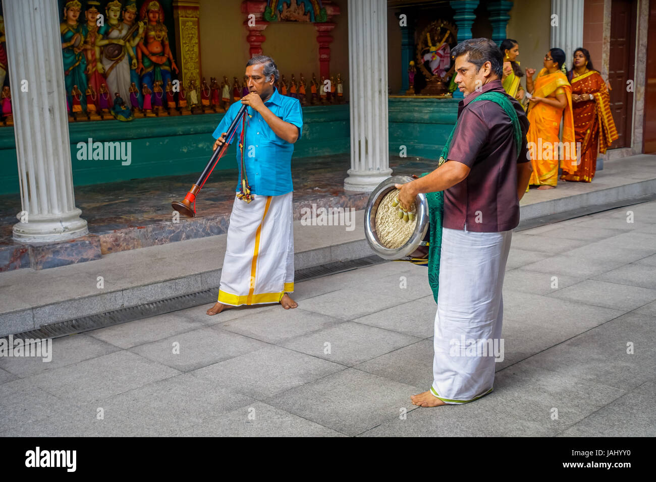 Kuala Lumpur, Malesia - 9 Marzo 2017: Unidentified musicisti di suonare in un tradizionale matrimonio induista celebrazione. L Induismo è la quarta più grande religione in Malaysia. Foto Stock