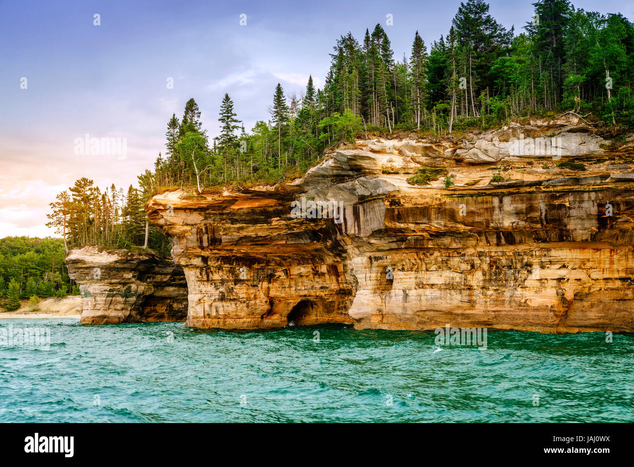 Corazzata formazioni di rocce a Pictured Rocks National Lakeshore sulla Penisola Superiore, Michigan Foto Stock