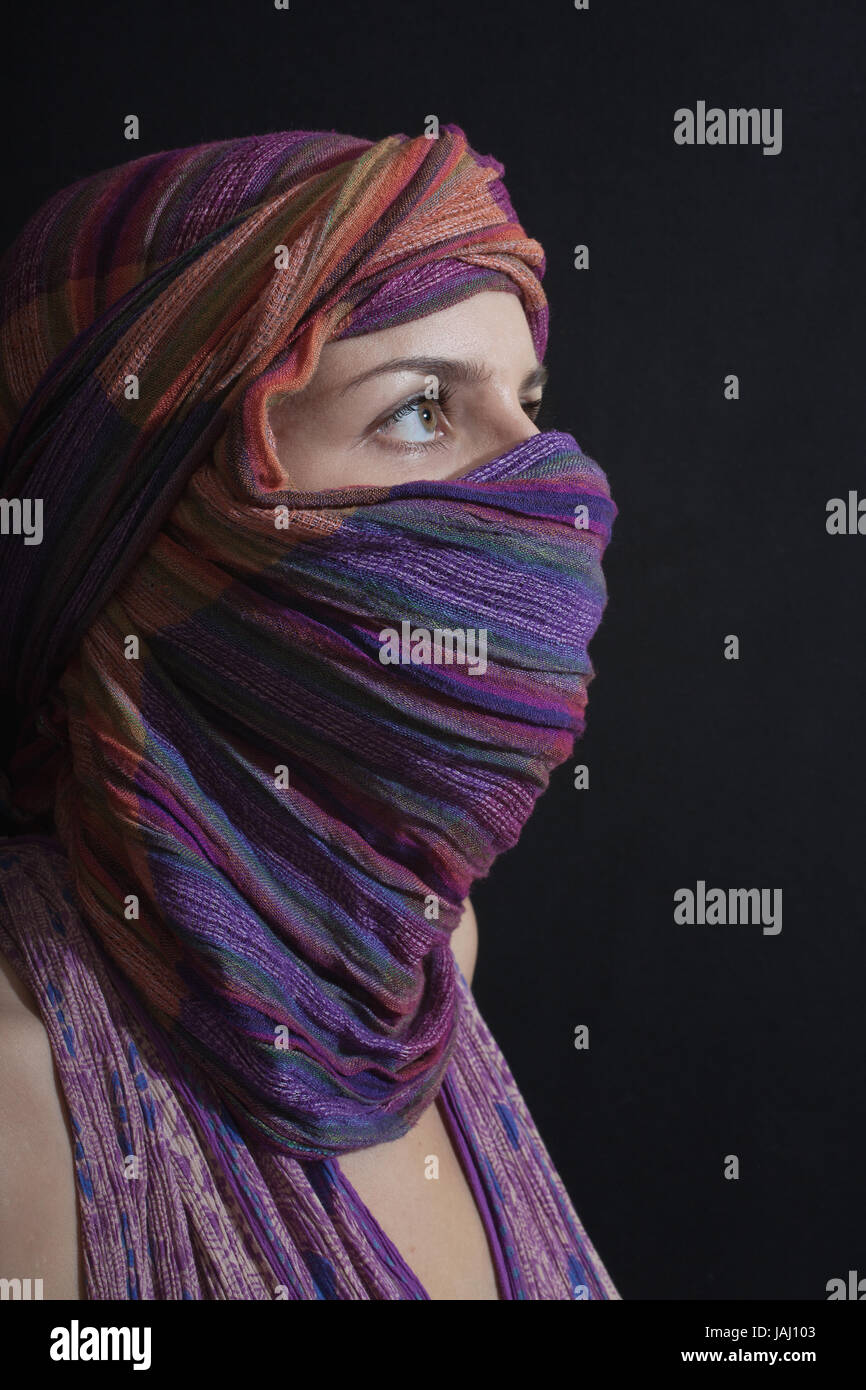 Ritratto di una giovane e bella donna che indossa un hijab. Stile Arabo abbigliamento donna Foto Stock