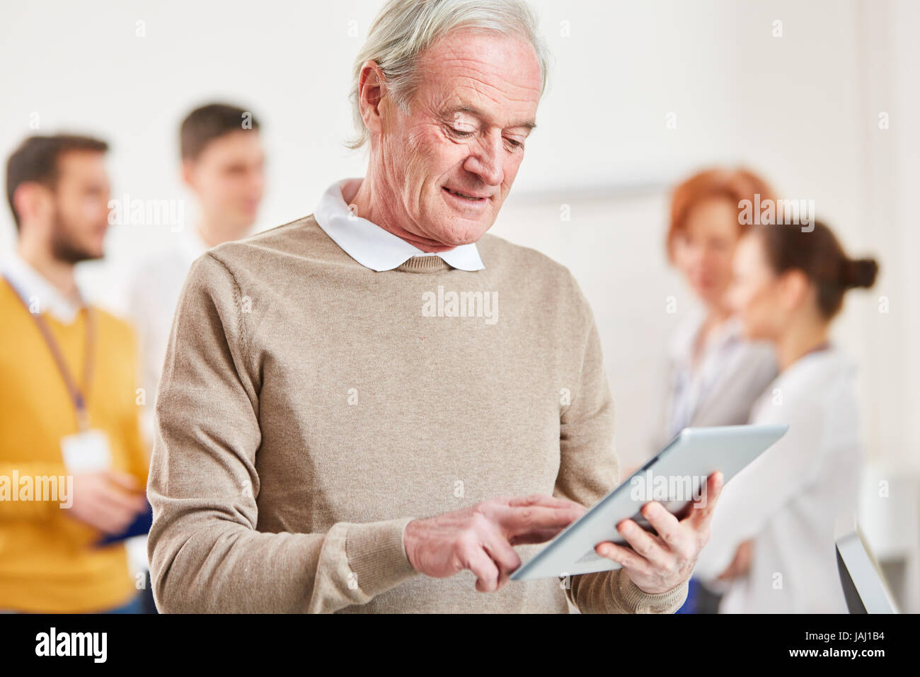 Senior business uomo al lavoro con computer tablet ricerca online Foto Stock