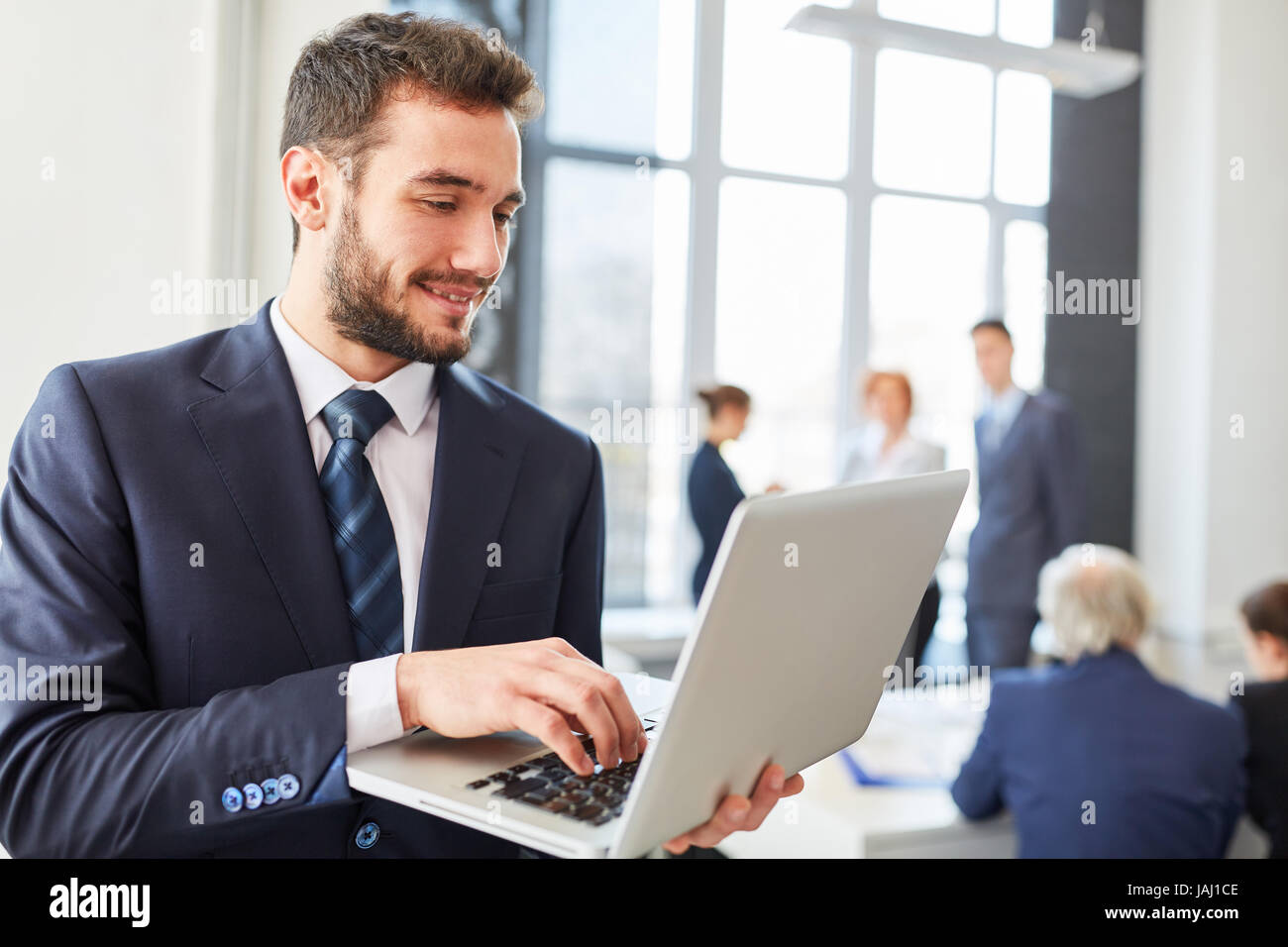 L uomo in quanto uomo d affari con computer durante la riunione di comunicazione Foto Stock