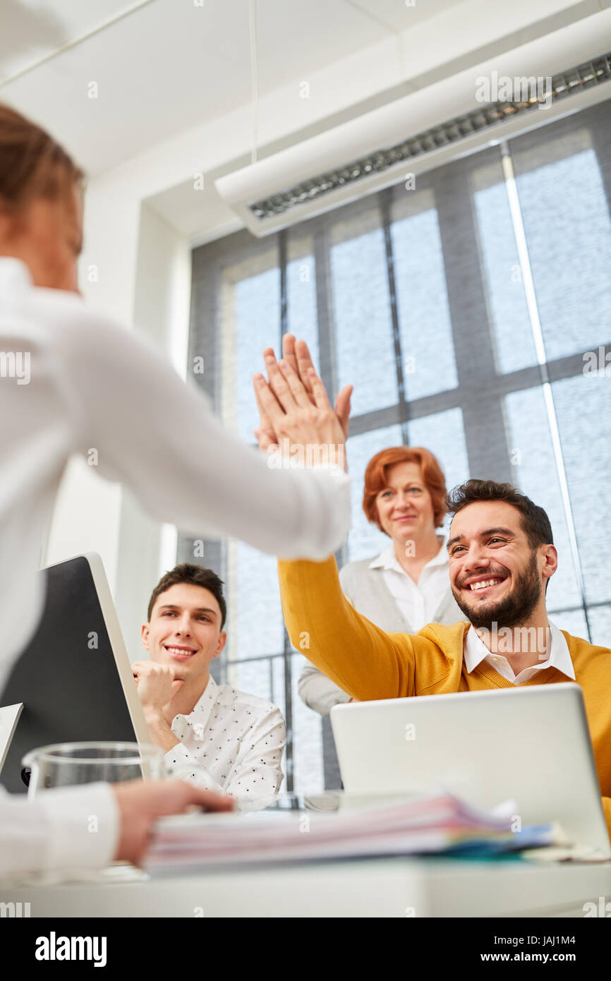 I colleghi festeggiare il successo con alta cinque come team aziendale Foto Stock