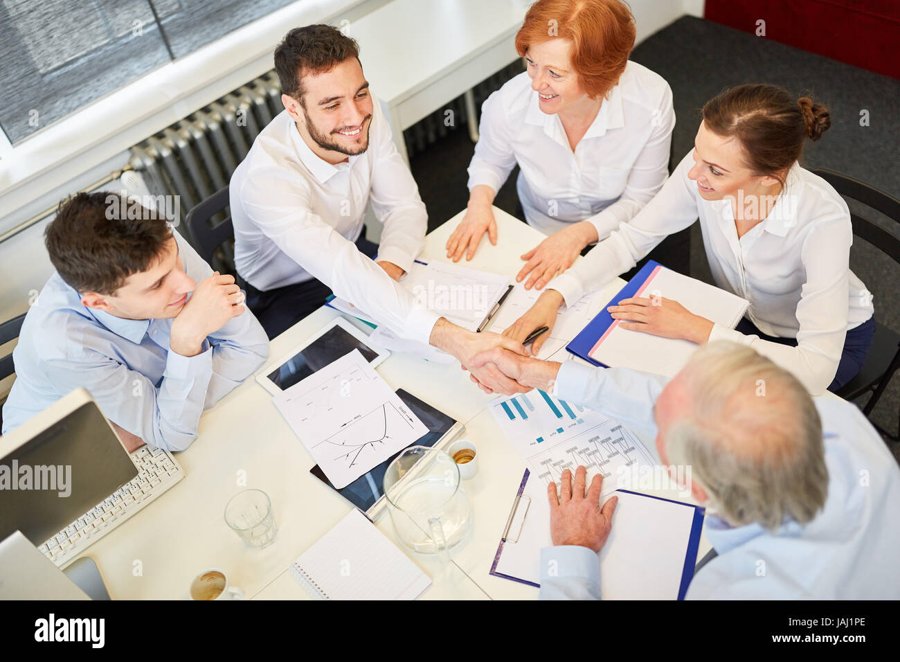 La gente di affari vicino paprtnership contratto con handshake Foto Stock