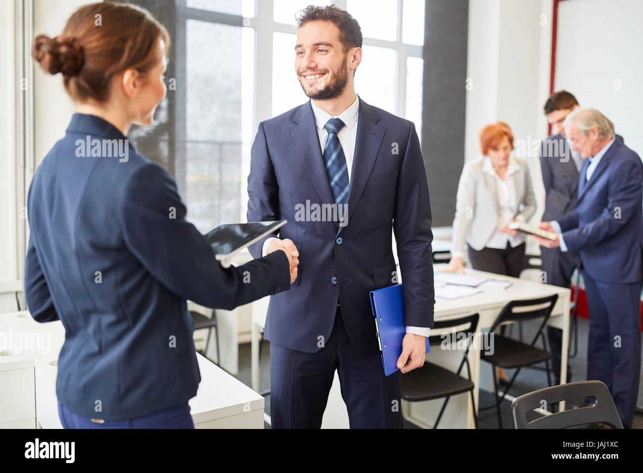 Stretta di mano tra partner commerciali come segno della cooperazione Foto Stock