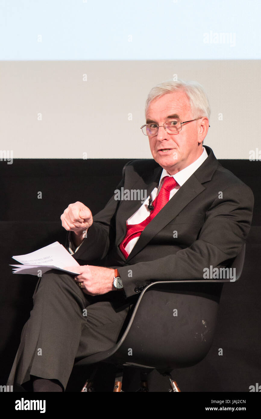Cancelliere ombra John McDonnell parlando a un husting prima delle elezioni generali 2017 Foto Stock