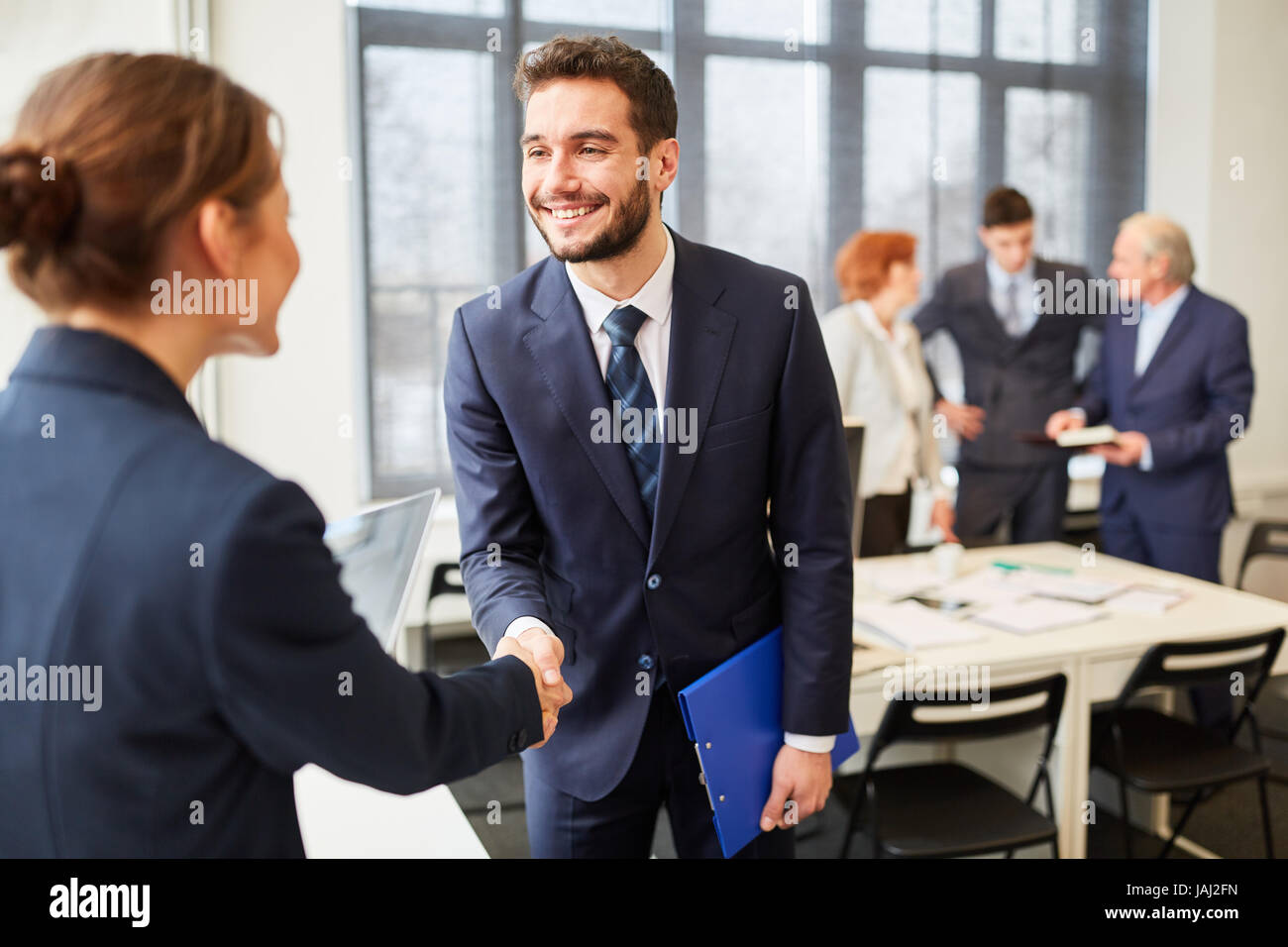 Uomo d'affari come consulente condivide handshake con business partner Foto Stock