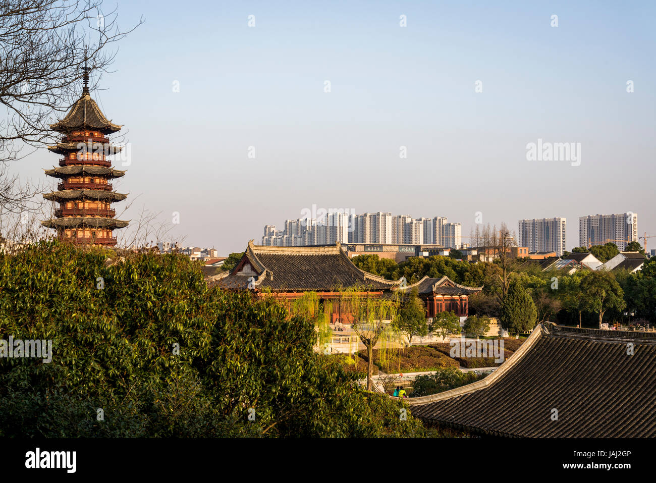 Pagoda Ruiguang e moderna città oltre, Area Suzhou, provincia dello Jiangsu, Cina Foto Stock