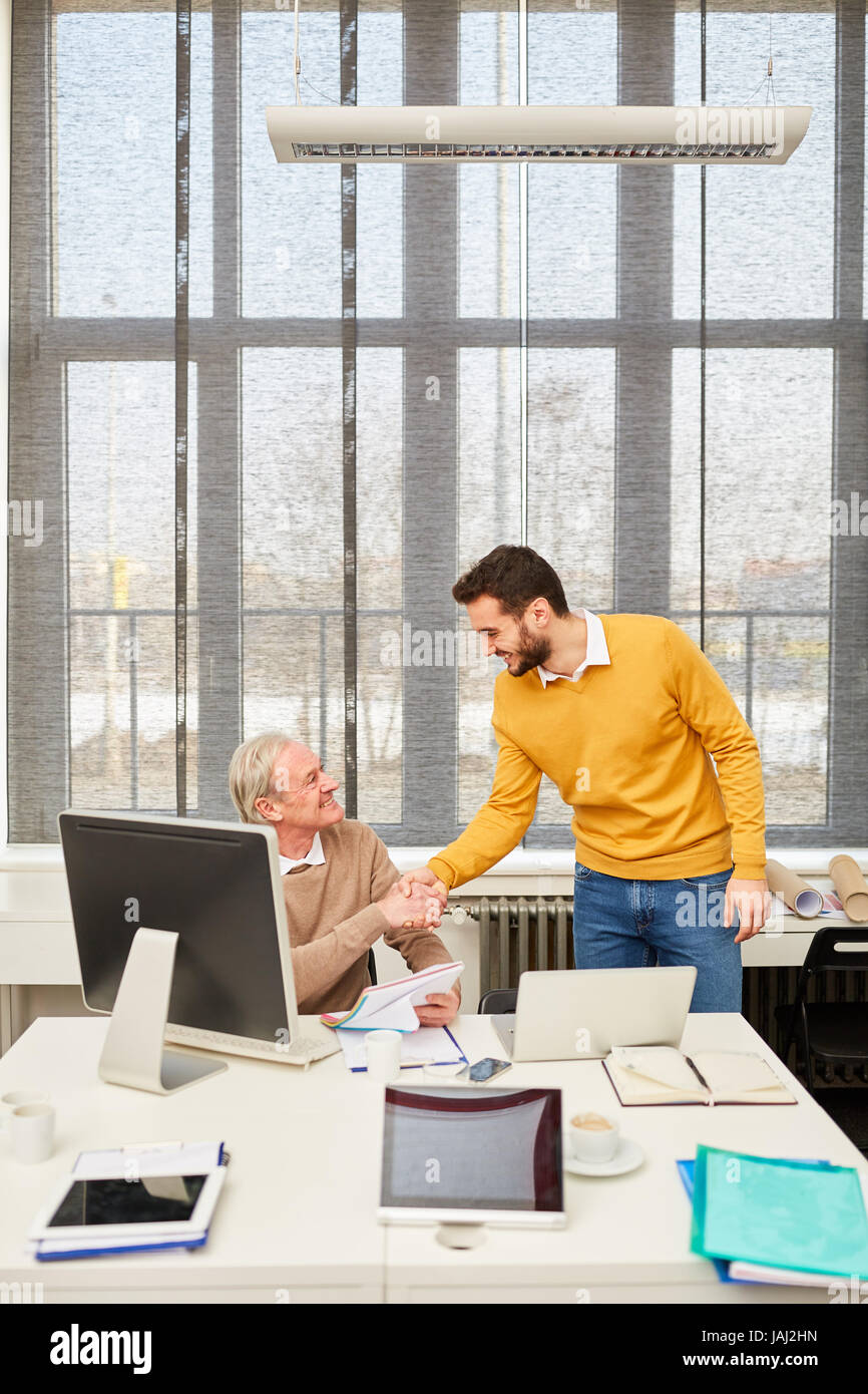 Stretta di mano tra consulente e partner aziendali in ufficio Foto Stock