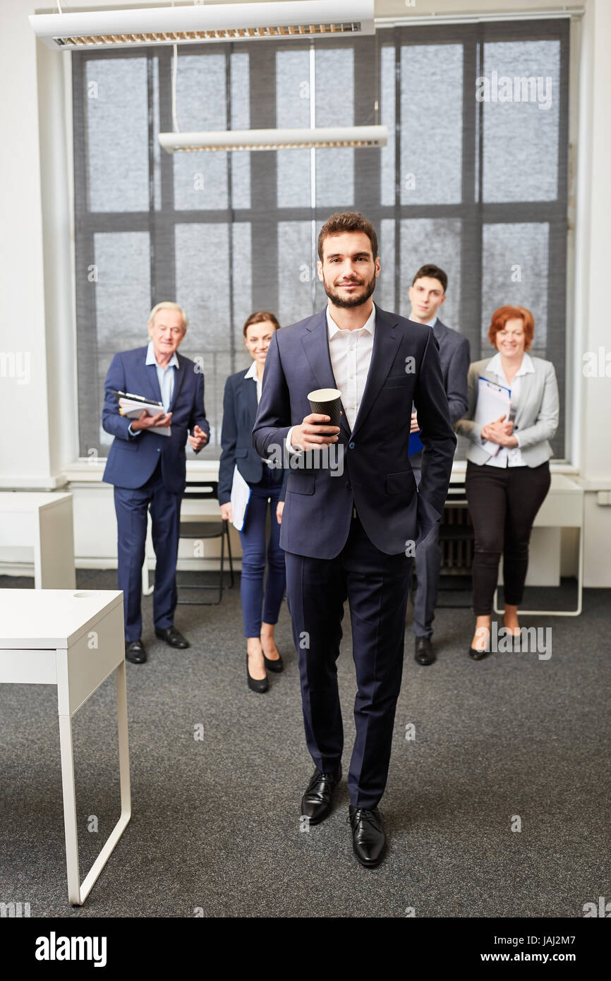 Giovane uomo come imprenditore con il suo start-up team Foto Stock