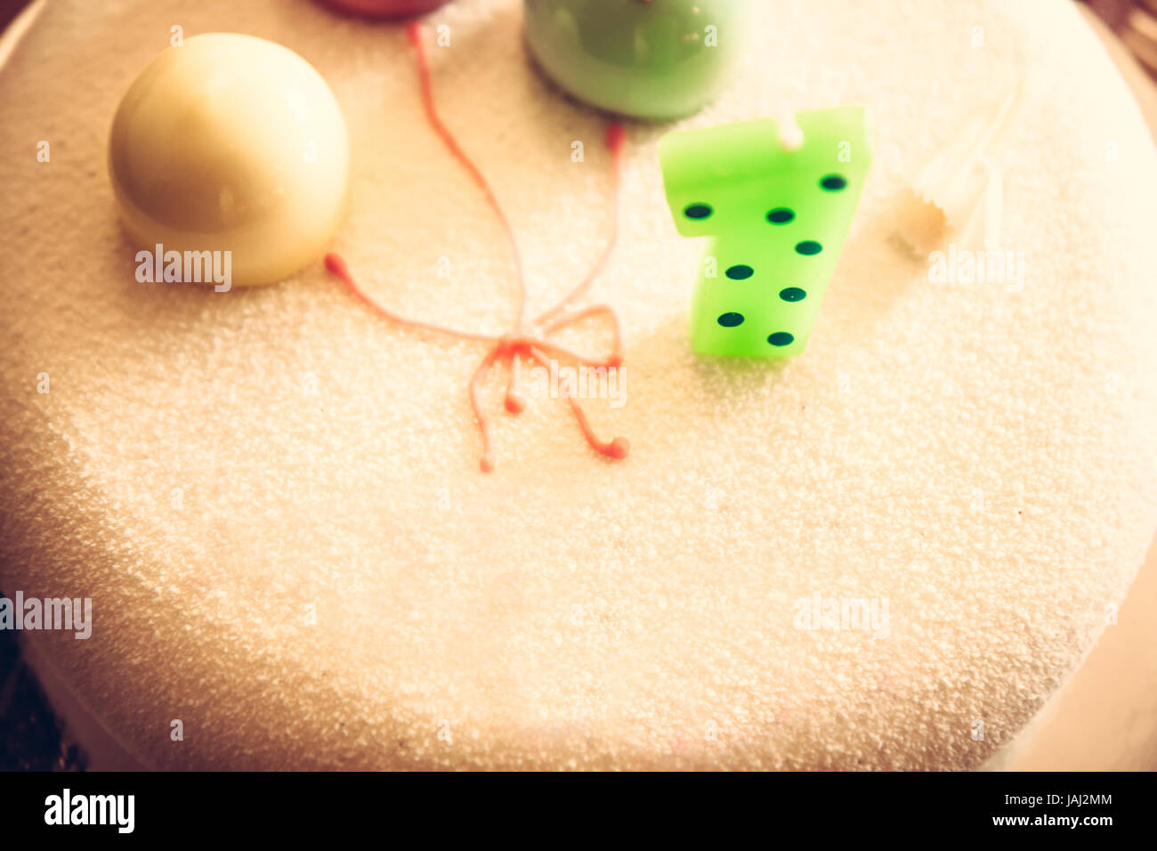 Felice Torta Di Compleanno Per Bambini Parte Decorata Con Una Candela E Il Dolce Di Palloncini In Onore Del Primo Compleanno Anniversario Come Buon Compleanno Backgrou Foto Stock Alamy