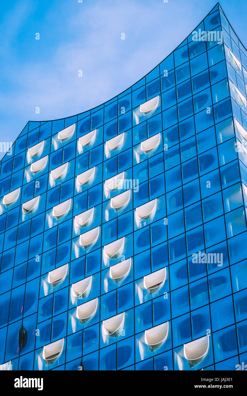 Amburgo, Germania - 28 Maggio 2017: Superiore forma di Elbphilharmonie con il suo unico finestre bianche, Amburgo, Germania Foto Stock