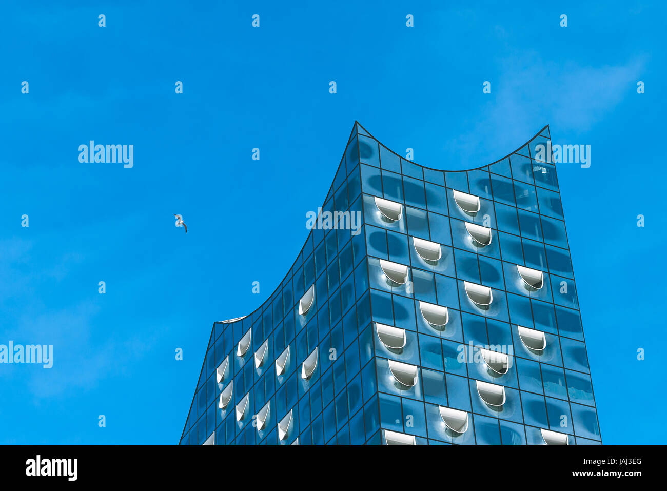 Amburgo, Germania - 28 Maggio 2017: Superiore forma di Elbphilharmonie con finestre bianche e alcune nuvole bianche nel cielo, Amburgo, Germania Foto Stock