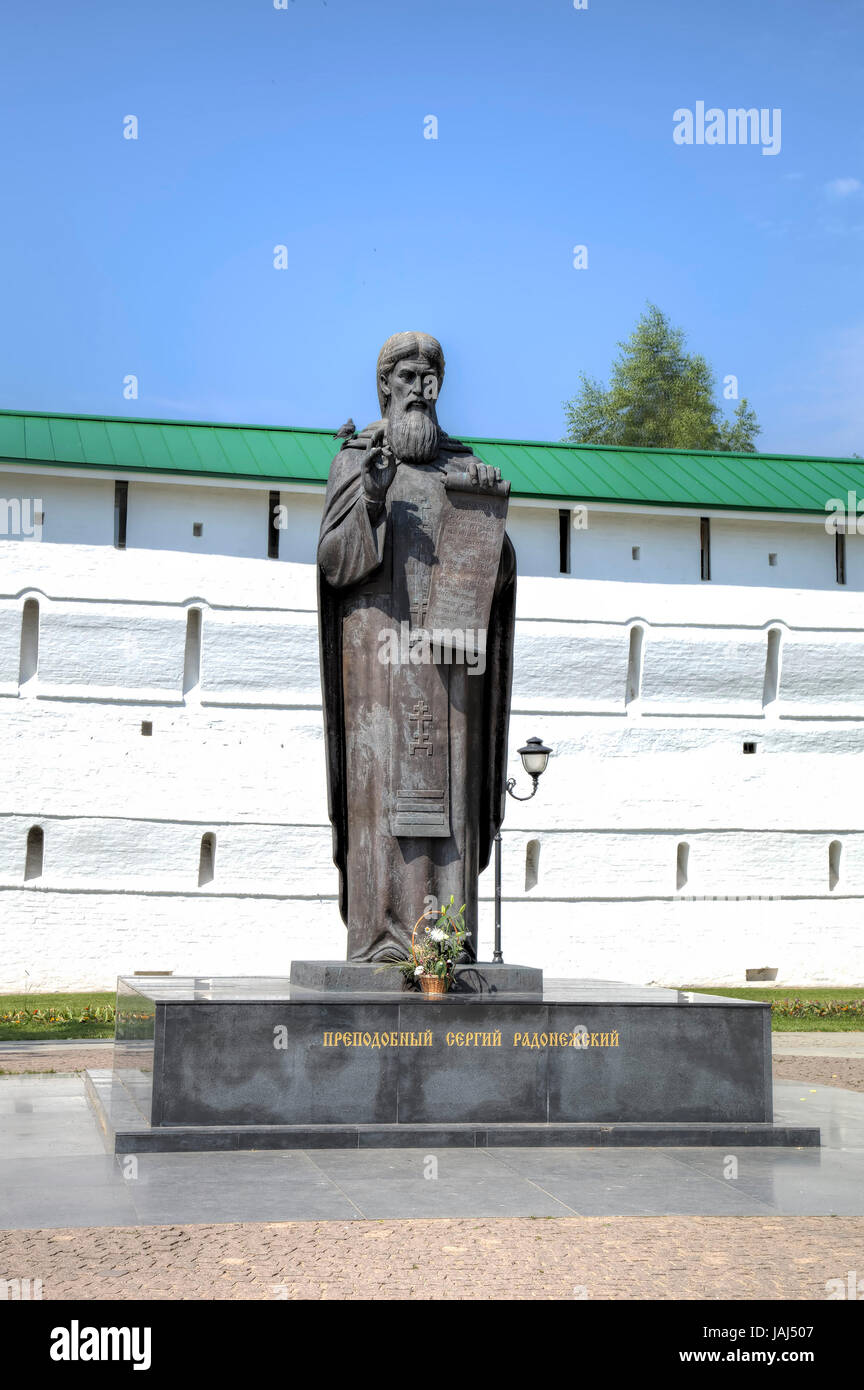 Monumento a San Sergio di Radonezh vicino al monastero pareti del Trinity-Sergius Lavra. Sergiev Posad, Russia. Foto Stock