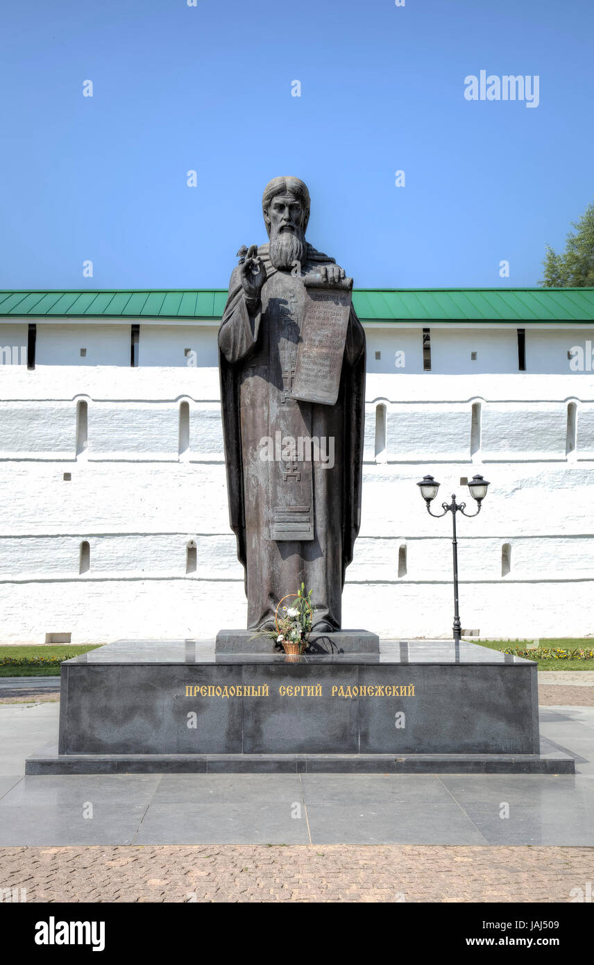Monumento a San Sergio di Radonezh vicino al monastero pareti del Trinity-Sergius Lavra. Sergiev Posad, Russia. Foto Stock