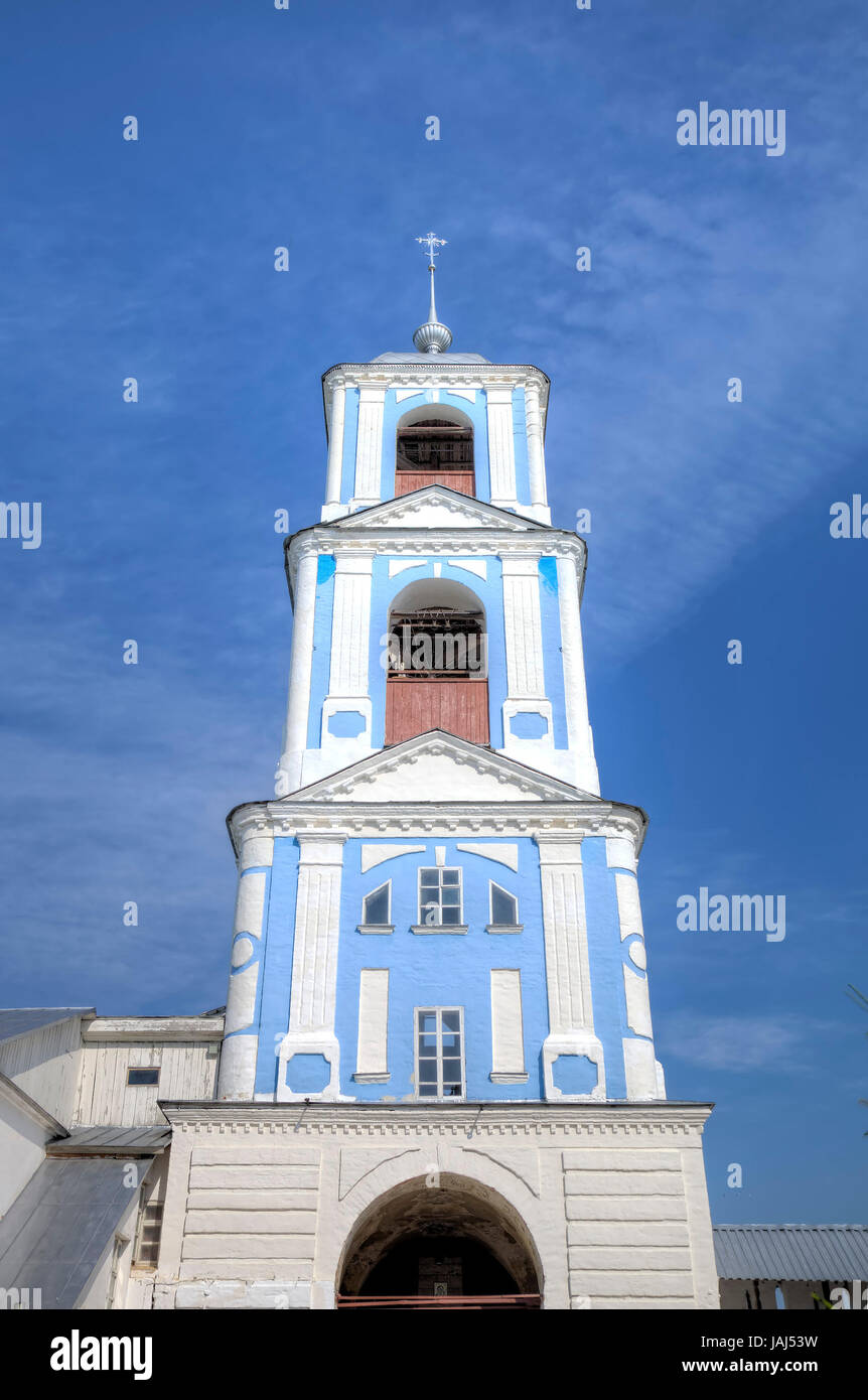 Campanile della chiesa dell'Annunciazione e la cappella "tolp (pilastro)'. Nikitsky monastero. Pereslavl-Zalessky, Russia. Foto Stock