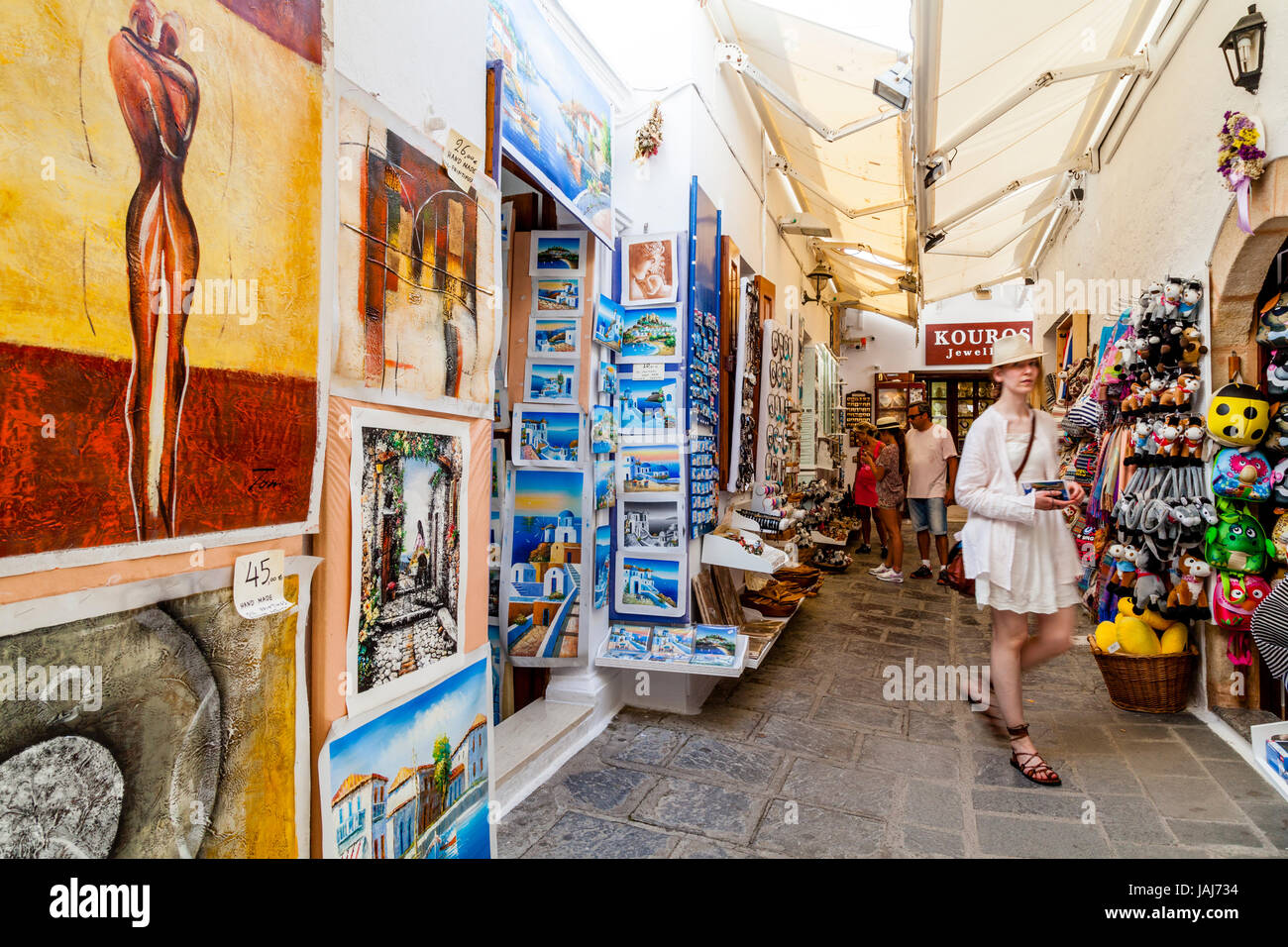 I turisti lo shopping per souvenir nella città di Lindos, Rodi, Grecia Foto Stock