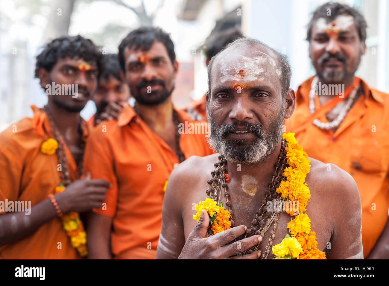 Gruppo di uomini santi, Varanasi, Uttar Pradesh, India, Asia Foto Stock