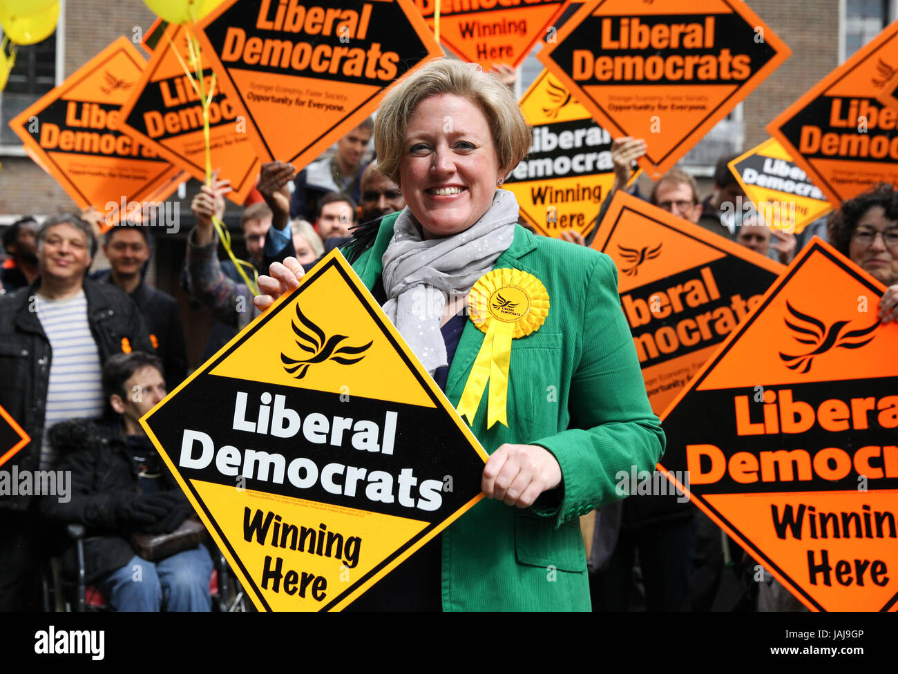 Tim Farron leader dei democratici liberali, campagne di Hornsey, Nord di Londra con Lib Dem Alba candidato Barnes. Sedile attualmente detenute da lavoro di Catherine West MP. Dotato di: Dawn Barnes dove: Londra, Regno Unito quando: 01 maggio 2017 Credit: Dinendra Haria/WENN.com Foto Stock