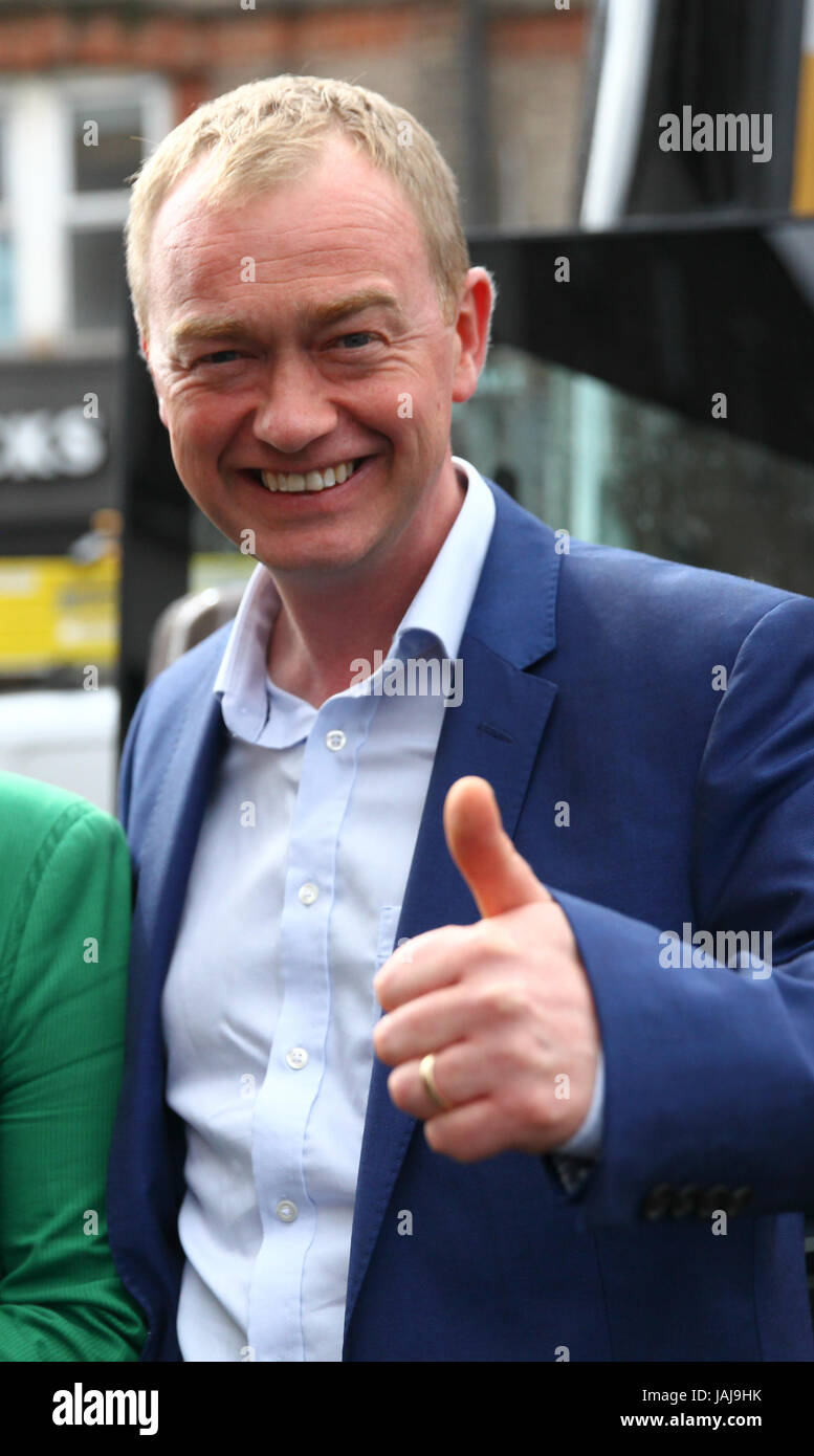 Tim Farron leader dei democratici liberali, campagne di Hornsey, Nord di Londra con Lib Dem Alba candidato Barnes. Sedile attualmente detenute da lavoro di Catherine West MP. Dotato di: Tim Farron dove: Londra, Regno Unito quando: 01 maggio 2017 Credit: Dinendra Haria/WENN.com Foto Stock
