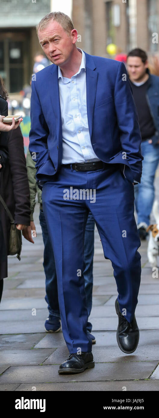 Tim Farron leader dei democratici liberali, campagne di Hornsey, Nord di Londra con Lib Dem Alba candidato Barnes. Sedile attualmente detenute da lavoro di Catherine West MP. Dotato di: Tim Farron dove: Londra, Regno Unito quando: 01 maggio 2017 Credit: Dinendra Haria/WENN.com Foto Stock